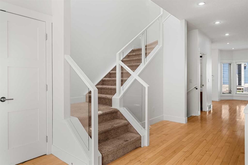 4828 20 Avenue Nw, Calgary, AB - Indoor Photo Showing Other Room