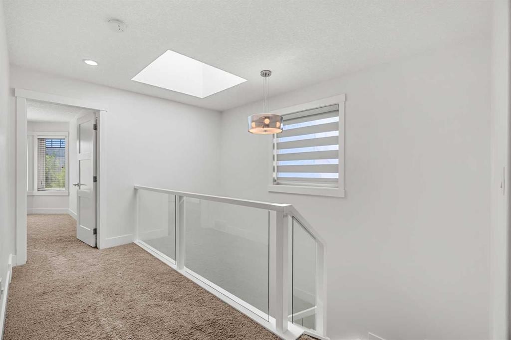 4828 20 Avenue Nw, Calgary, AB - Indoor Photo Showing Other Room