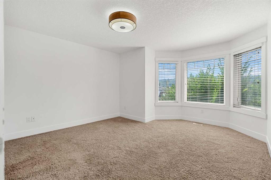 4828 20 Avenue Nw, Calgary, AB - Indoor Photo Showing Other Room