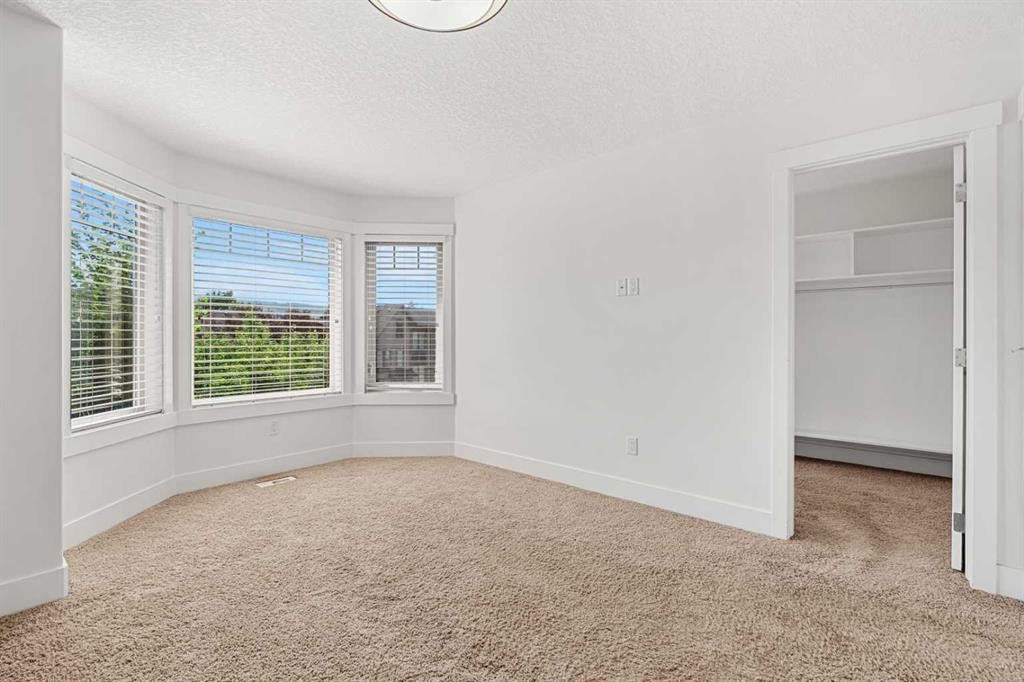 4828 20 Avenue Nw, Calgary, AB - Indoor Photo Showing Other Room