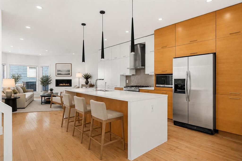 4828 20 Avenue Nw, Calgary, AB - Indoor Photo Showing Kitchen With Upgraded Kitchen