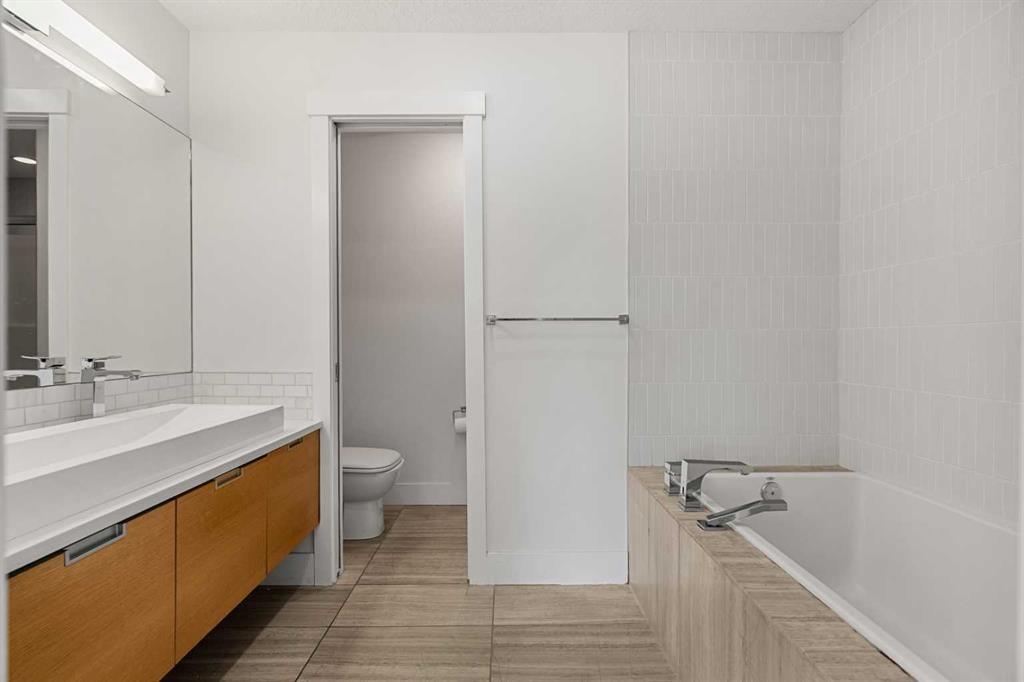 4828 20 Avenue Nw, Calgary, AB - Indoor Photo Showing Bathroom