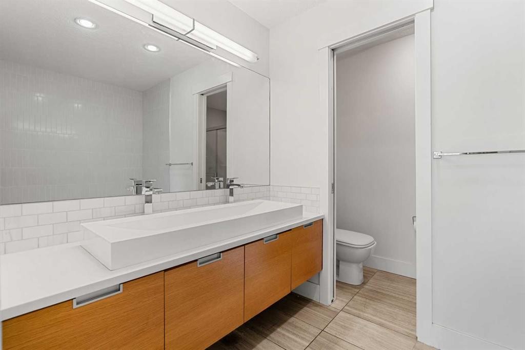 4828 20 Avenue Nw, Calgary, AB - Indoor Photo Showing Bathroom
