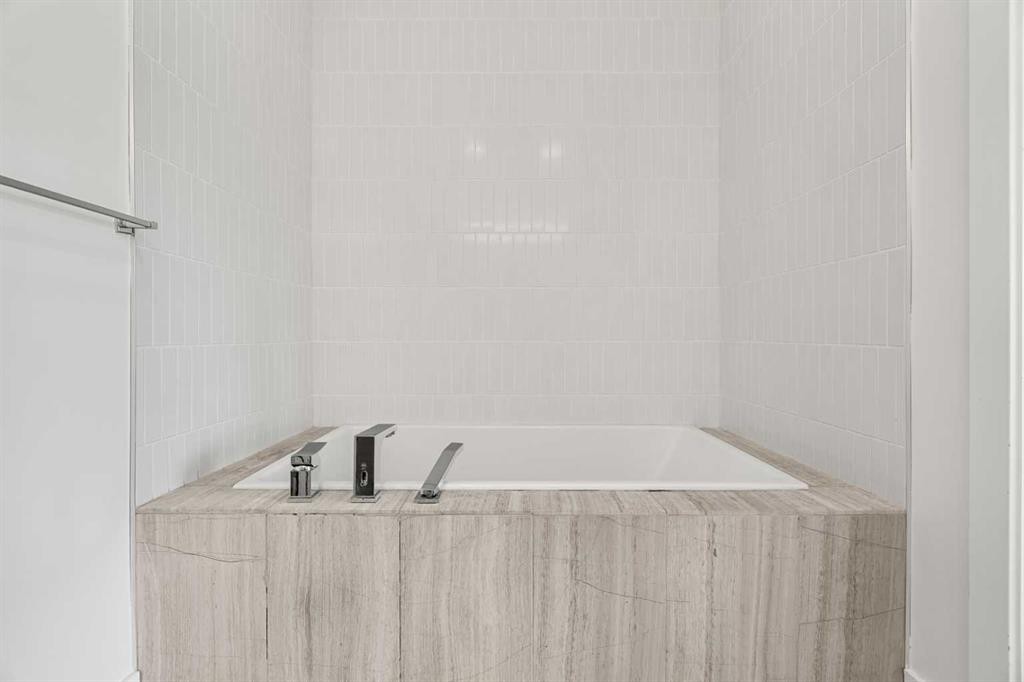4828 20 Avenue Nw, Calgary, AB - Indoor Photo Showing Bathroom