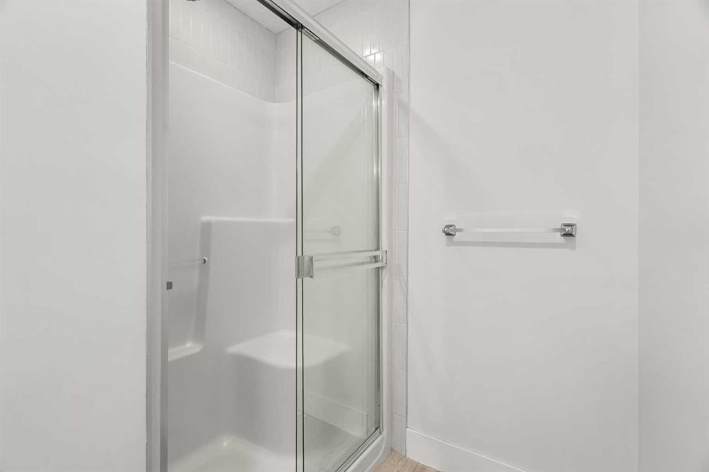 4828 20 Avenue Nw, Calgary, AB - Indoor Photo Showing Bathroom