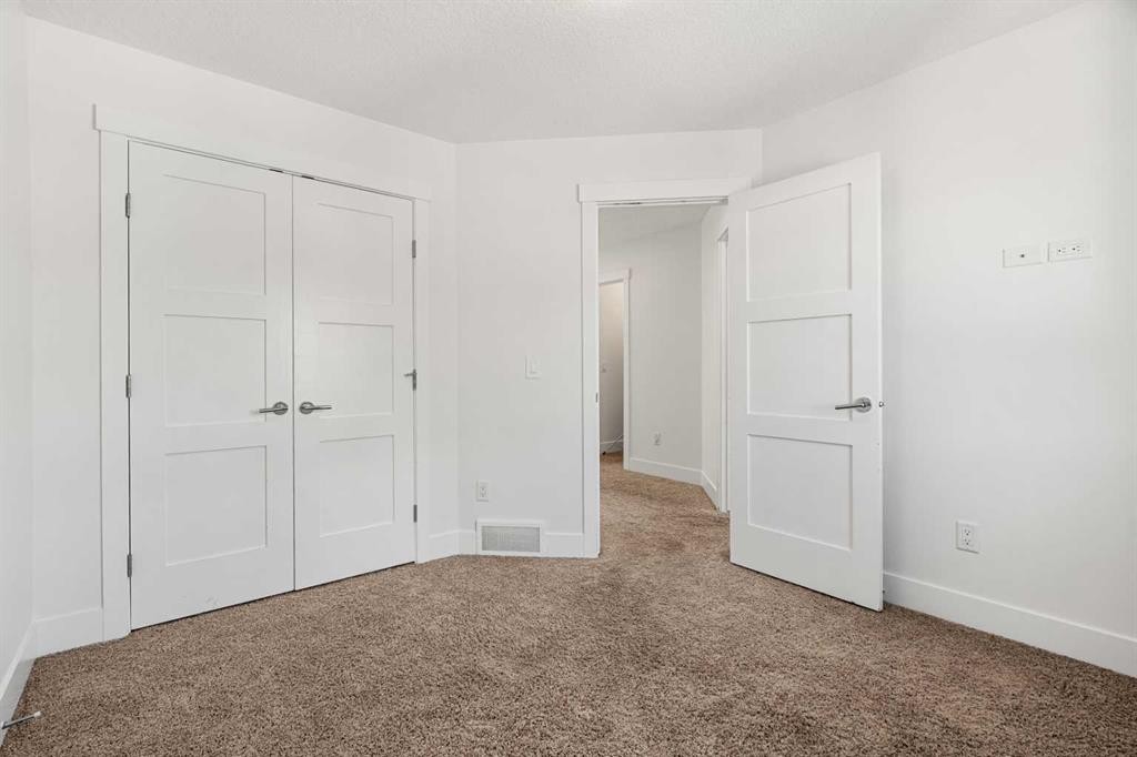 4828 20 Avenue Nw, Calgary, AB - Indoor Photo Showing Other Room