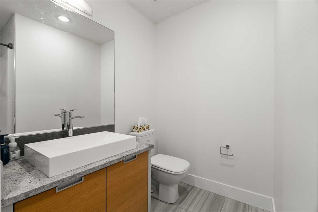 4828 20 Avenue Nw, Calgary, AB - Indoor Photo Showing Bathroom
