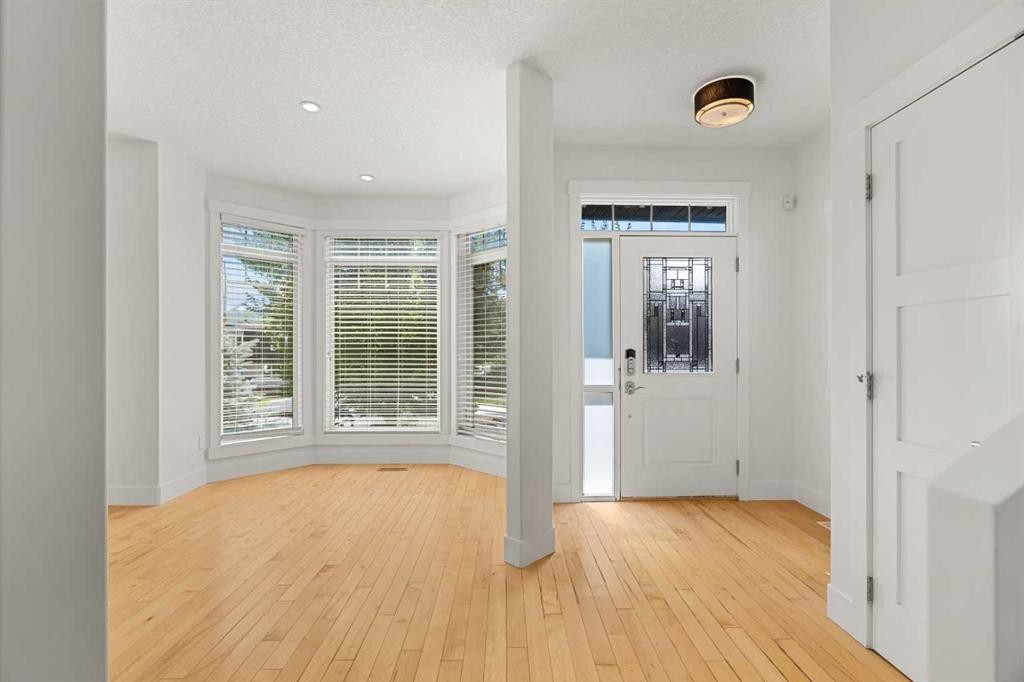 4828 20 Avenue Nw, Calgary, AB - Indoor Photo Showing Other Room