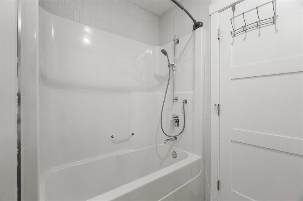 4828 20 Avenue Nw, Calgary, AB - Indoor Photo Showing Bathroom
