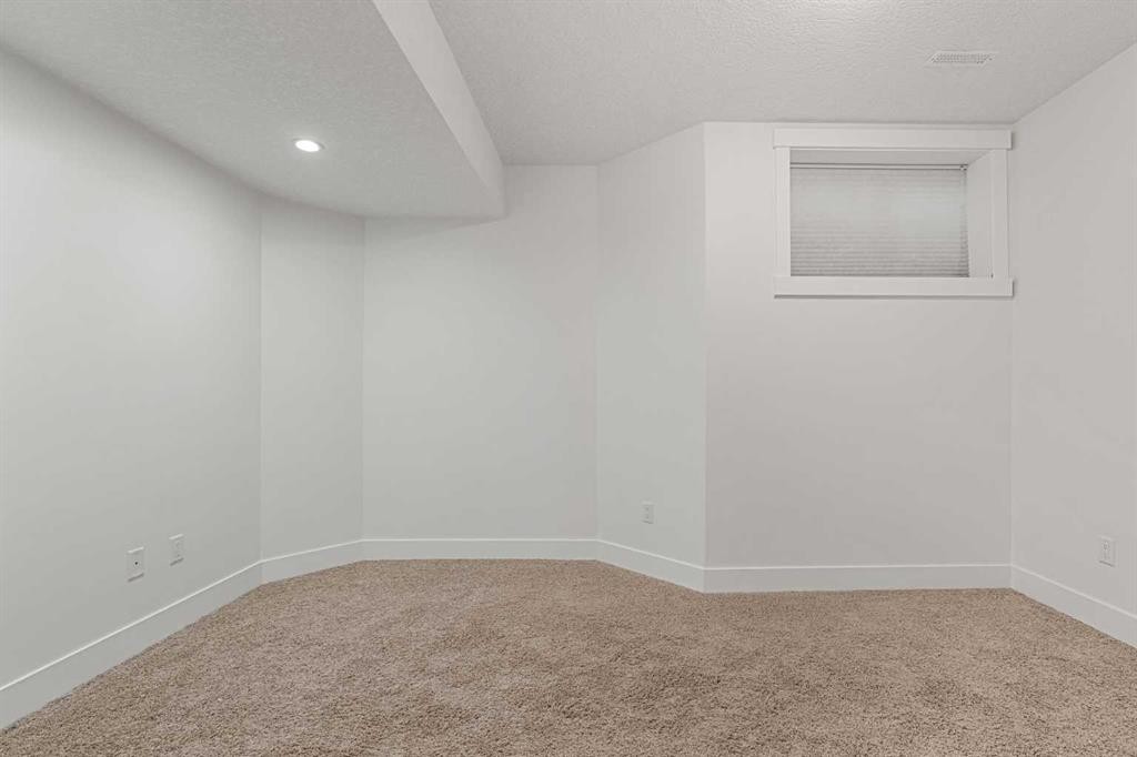 4828 20 Avenue Nw, Calgary, AB - Indoor Photo Showing Other Room