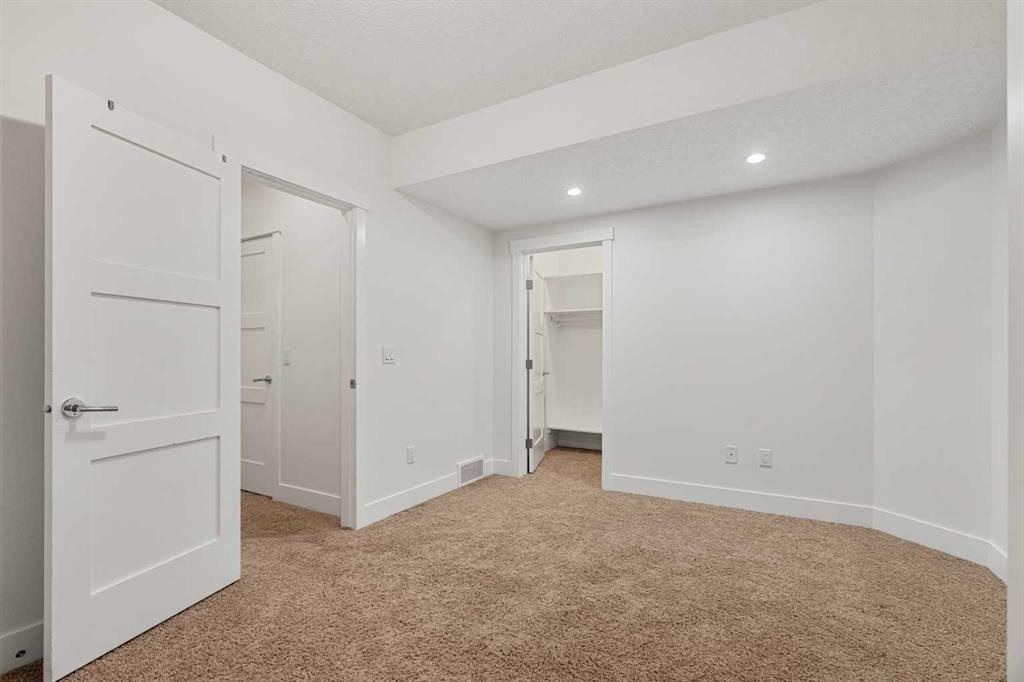 4828 20 Avenue Nw, Calgary, AB - Indoor Photo Showing Other Room