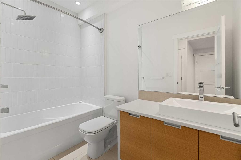 4828 20 Avenue Nw, Calgary, AB - Indoor Photo Showing Bathroom