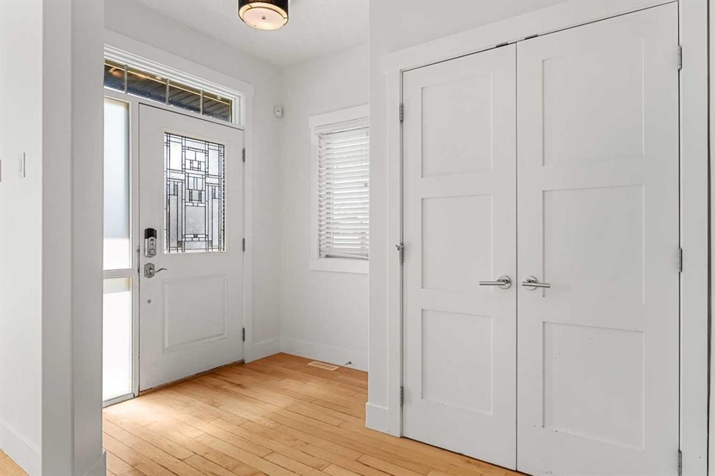 4828 20 Avenue Nw, Calgary, AB - Indoor Photo Showing Other Room