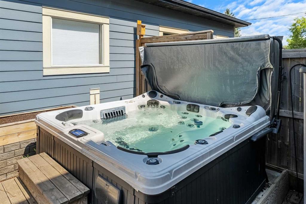 4828 20 Avenue Nw, Calgary, AB - Outdoor With Exterior