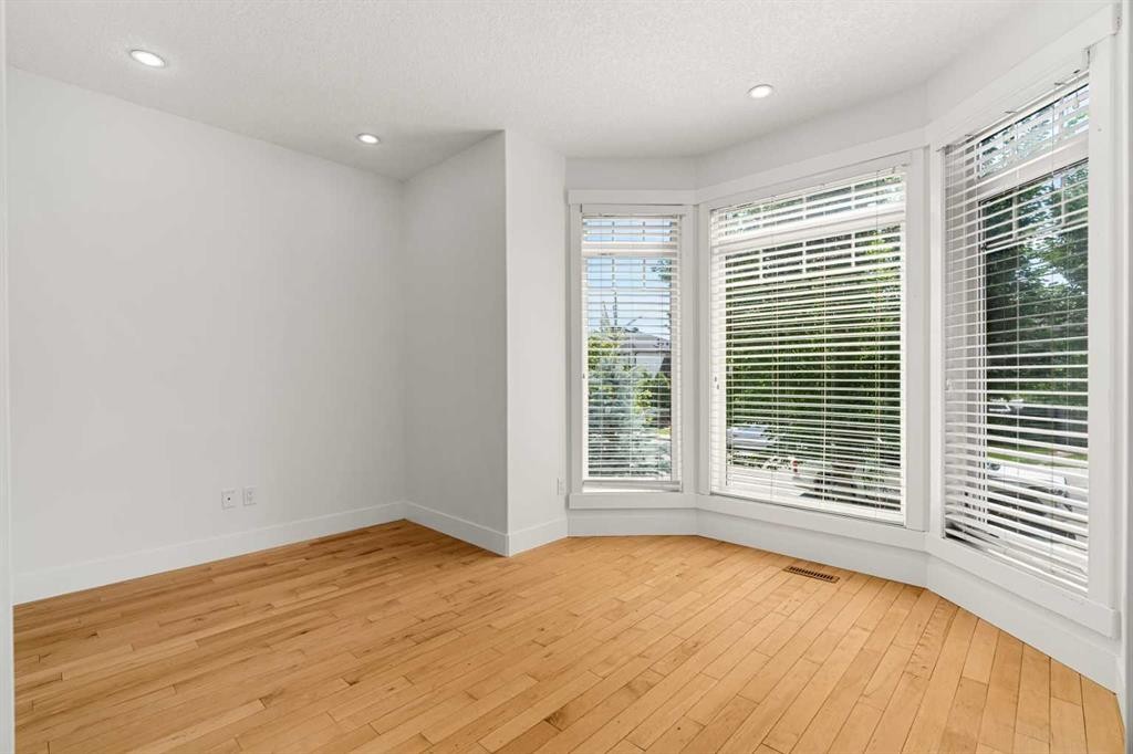 4828 20 Avenue Nw, Calgary, AB - Indoor Photo Showing Other Room