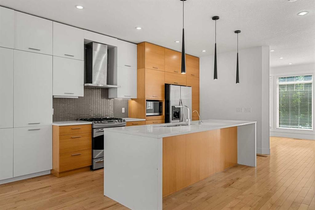4828 20 Avenue Nw, Calgary, AB - Indoor Photo Showing Kitchen With Upgraded Kitchen