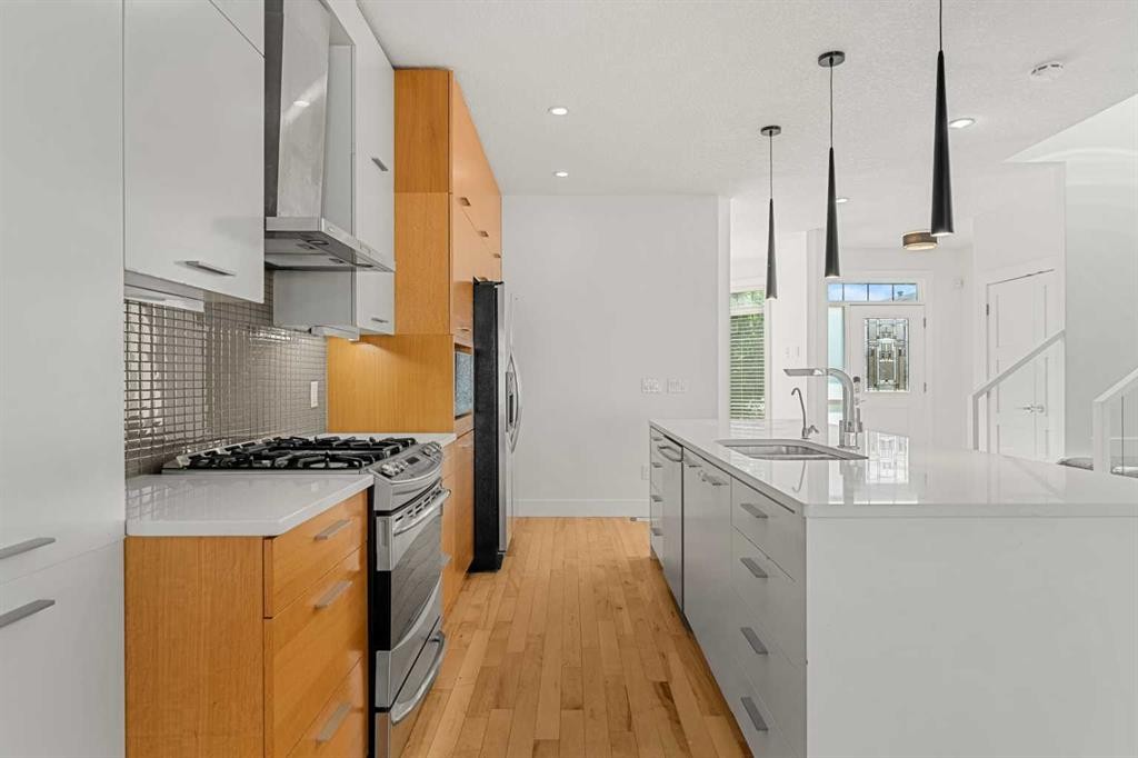 4828 20 Avenue Nw, Calgary, AB - Indoor Photo Showing Kitchen With Upgraded Kitchen