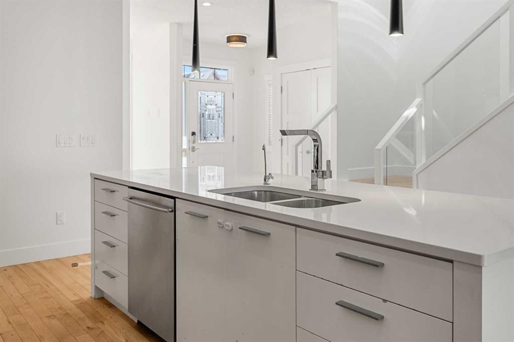 4828 20 Avenue Nw, Calgary, AB - Indoor Photo Showing Kitchen With Double Sink With Upgraded Kitchen