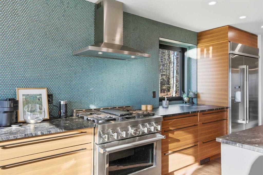 38 Sunrise Way, Priddis Greens, AB - Indoor Photo Showing Kitchen