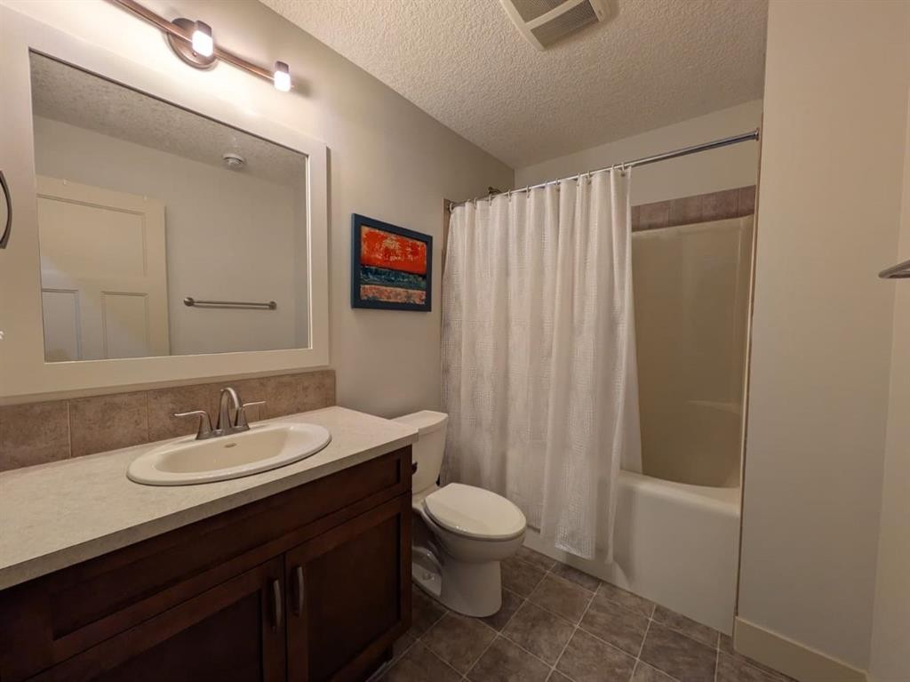 2104 23 Avenue Nw, Calgary, AB - Indoor Photo Showing Bathroom