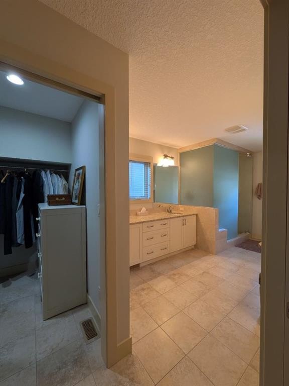 2104 23 Avenue Nw, Calgary, AB - Indoor Photo Showing Other Room