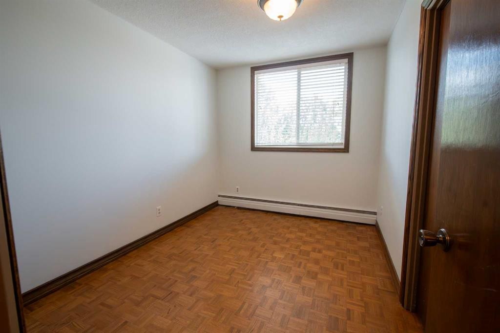 201-512 Cedar Crescent Sw, Calgary, AB - Indoor Photo Showing Other Room