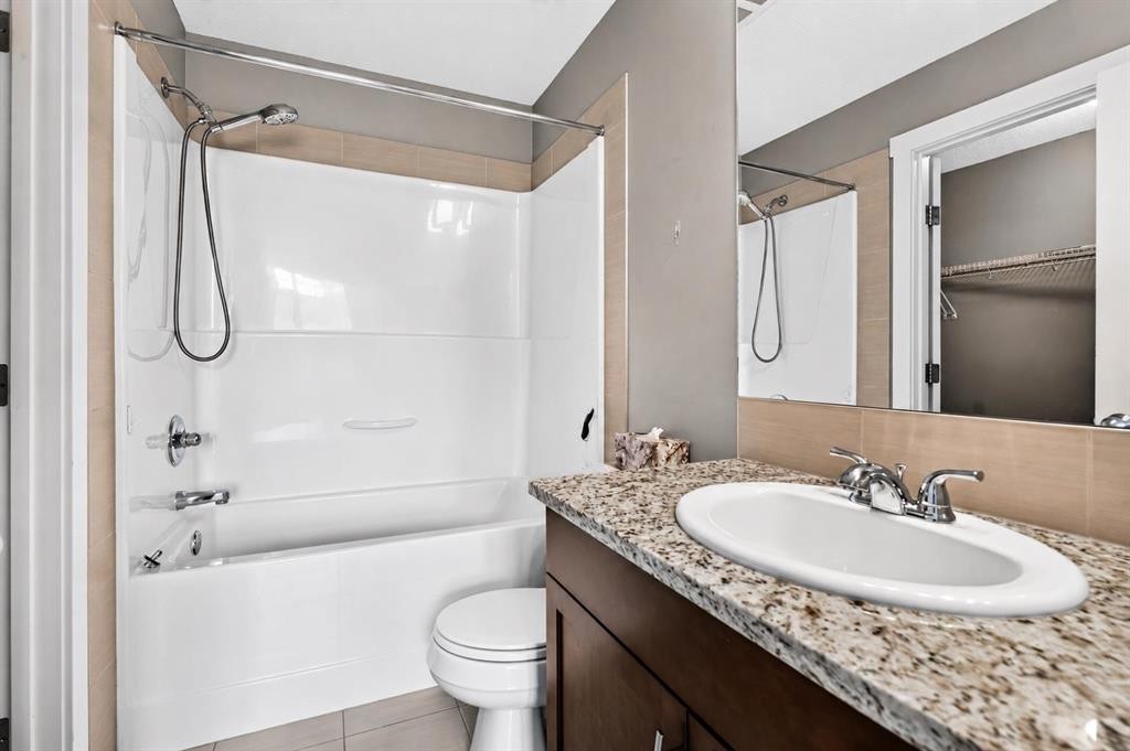235 Mckenzie Towne Link Se, Calgary, AB - Indoor Photo Showing Bathroom