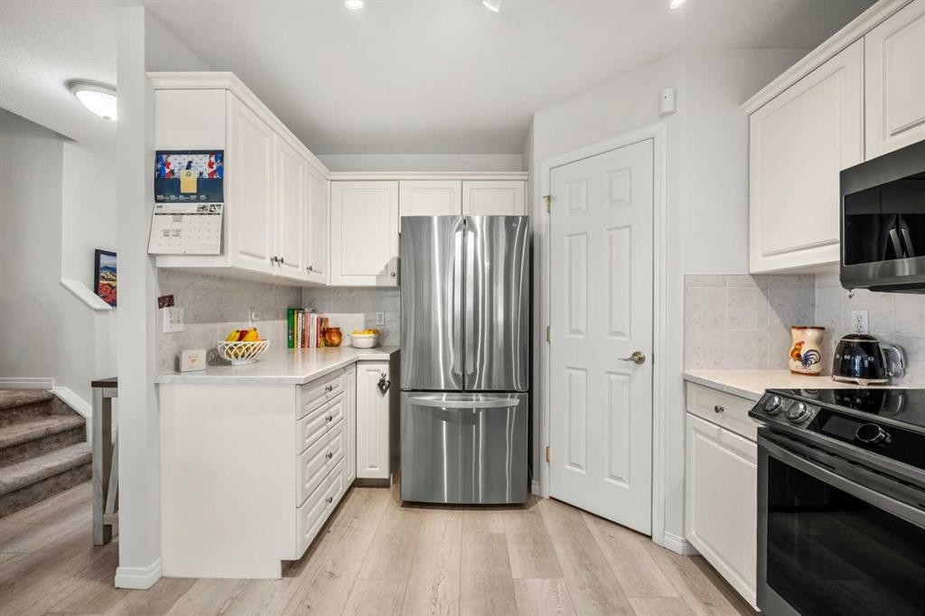 40 Chaparral Ridge Terrace Se, Calgary, AB - Indoor Photo Showing Kitchen