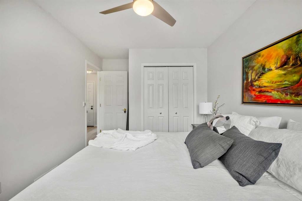 40 Chaparral Ridge Terrace Se, Calgary, AB - Indoor Photo Showing Bedroom