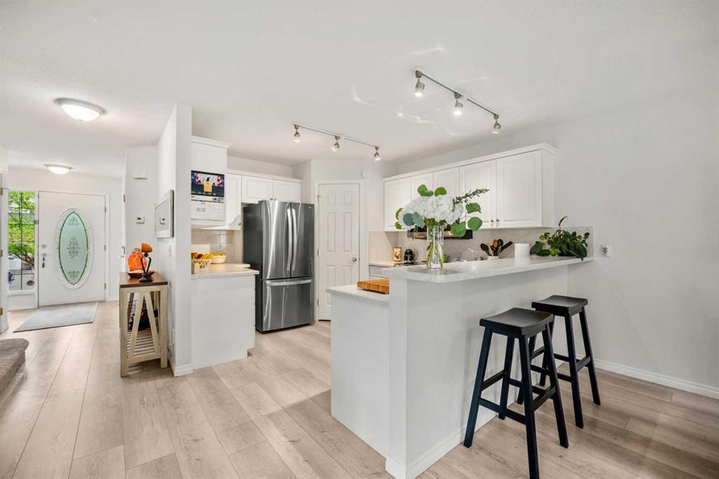 40 Chaparral Ridge Terrace Se, Calgary, AB - Indoor Photo Showing Kitchen