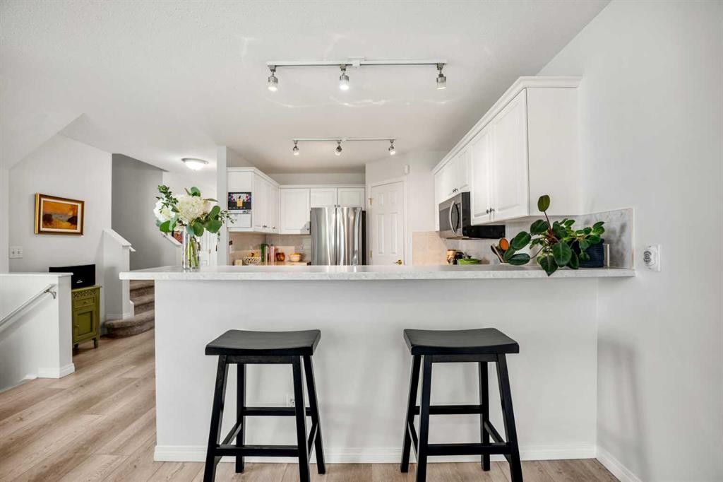 40 Chaparral Ridge Terrace Se, Calgary, AB - Indoor Photo Showing Kitchen With Upgraded Kitchen