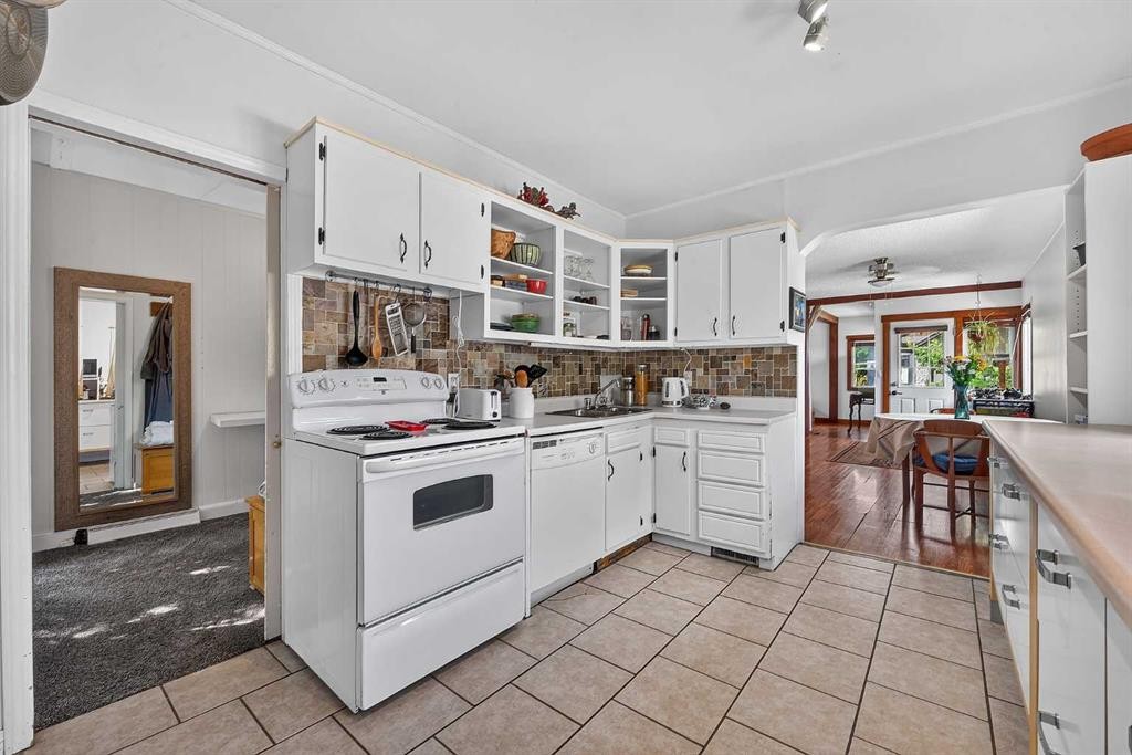 241 25 Avenue Ne, Calgary, AB - Indoor Photo Showing Kitchen