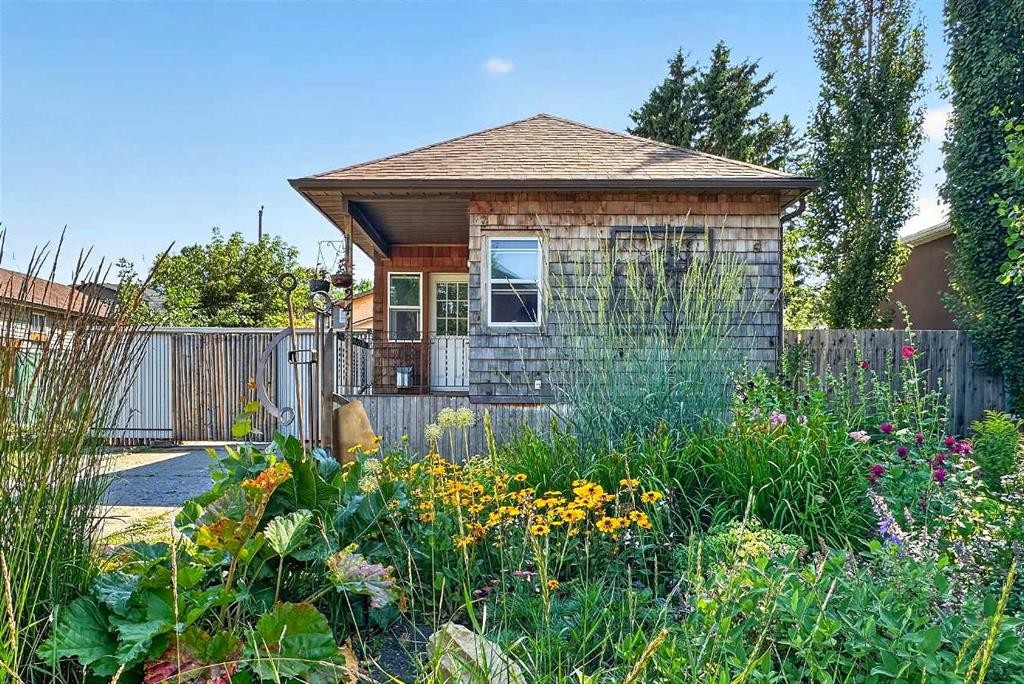 241 25 Avenue Ne, Calgary, AB - Outdoor
