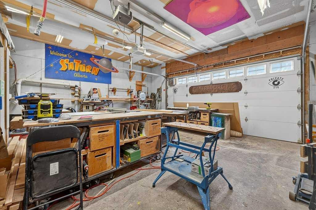 241 25 Avenue Ne, Calgary, AB - Indoor