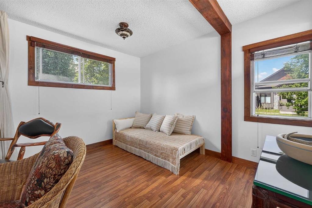 241 25 Avenue Ne, Calgary, AB - Indoor