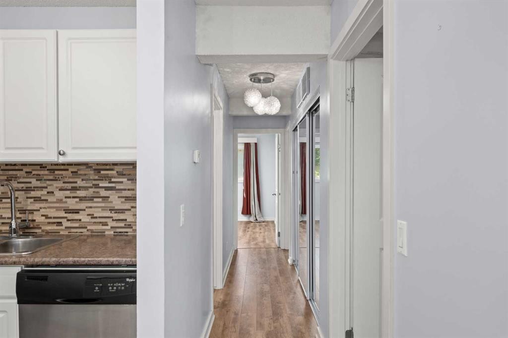 1213-200 Brookpark Drive Sw, Calgary, AB - Indoor Photo Showing Kitchen