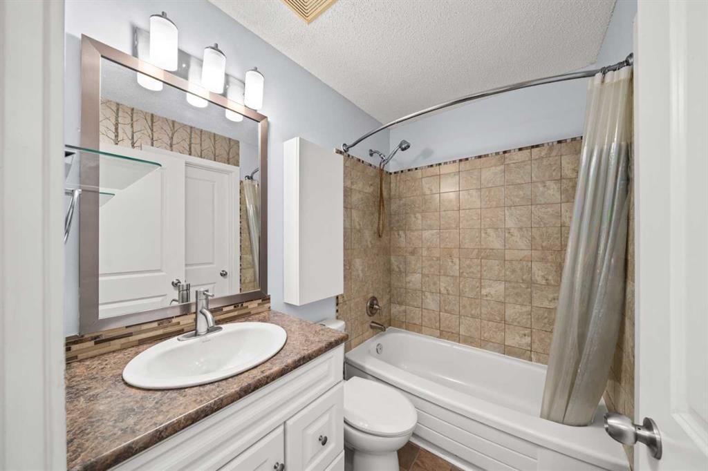 1213-200 Brookpark Drive Sw, Calgary, AB - Indoor Photo Showing Bathroom
