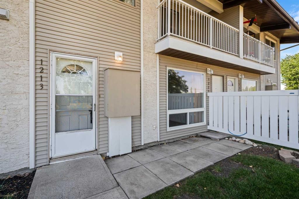 1213-200 Brookpark Drive Sw, Calgary, AB - Outdoor With Exterior