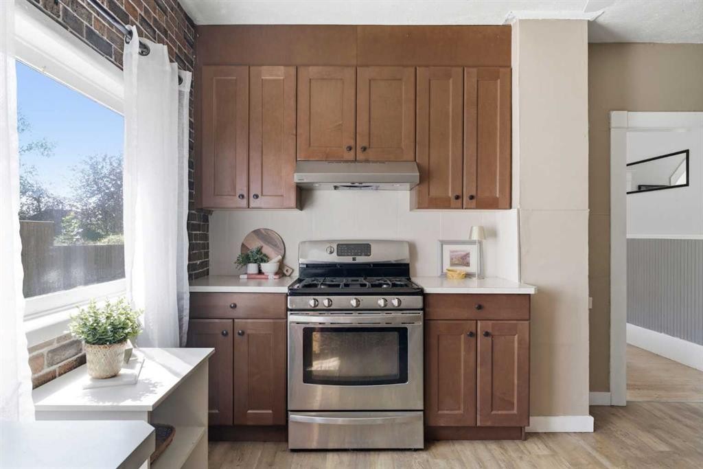 432 Centre Avenue Ne, Airdrie, AB - Indoor Photo Showing Kitchen