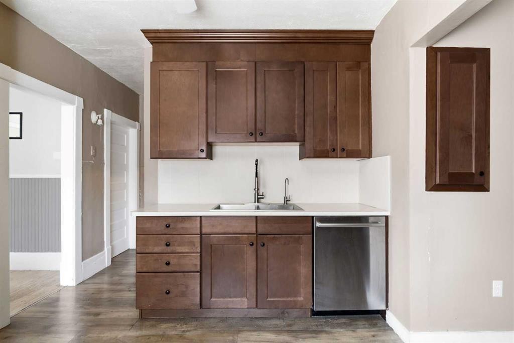 432 Centre Avenue Ne, Airdrie, AB - Indoor Photo Showing Kitchen With Double Sink