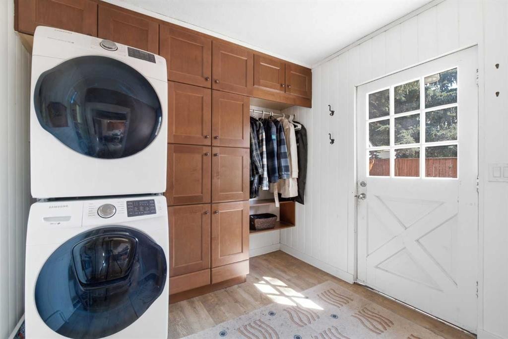 432 Centre Avenue Ne, Airdrie, AB - Indoor Photo Showing Laundry Room
