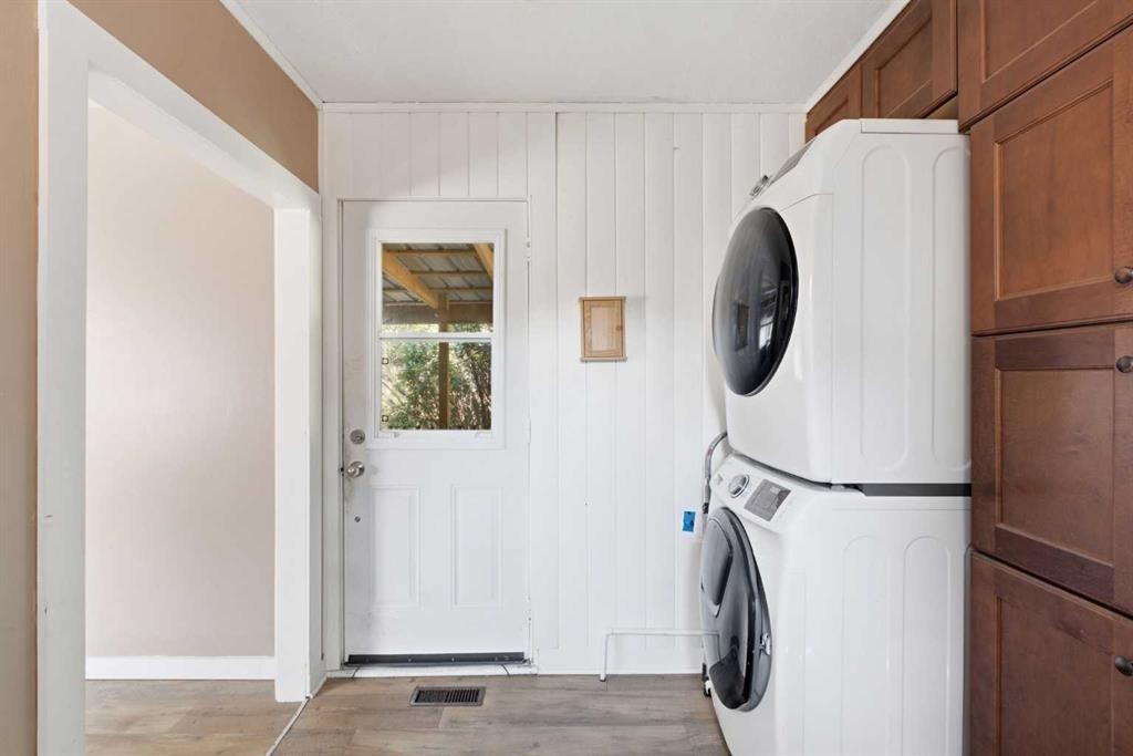 432 Centre Avenue Ne, Airdrie, AB - Indoor Photo Showing Laundry Room
