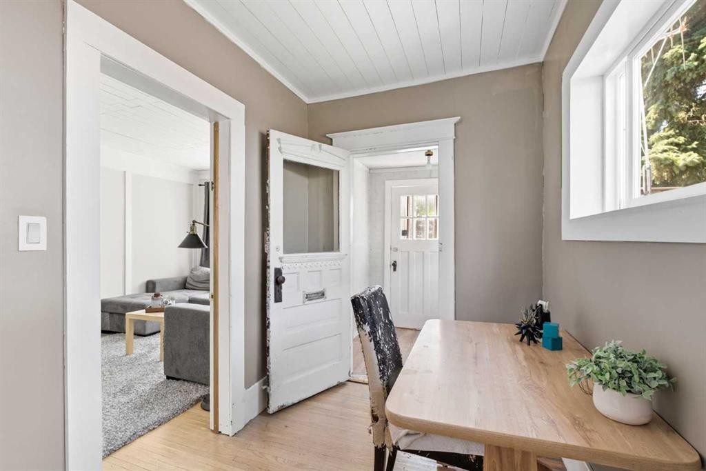 432 Centre Avenue Ne, Airdrie, AB - Indoor