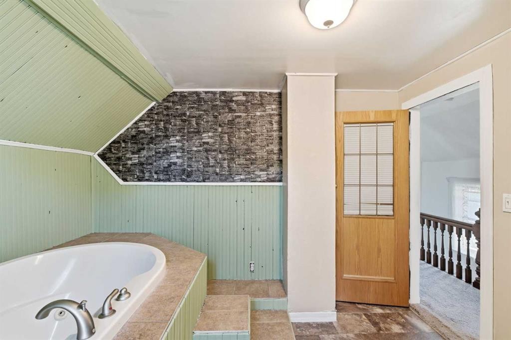 432 Centre Avenue Ne, Airdrie, AB - Indoor Photo Showing Bathroom