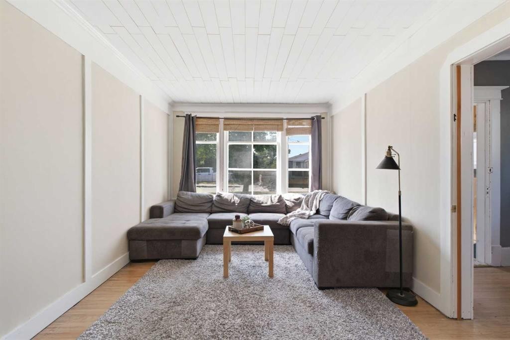 432 Centre Avenue Ne, Airdrie, AB - Indoor Photo Showing Living Room