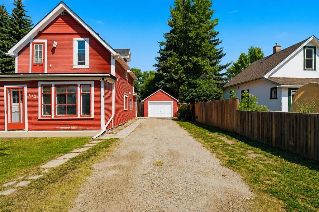 432 Centre Avenue Ne, Airdrie, AB - Outdoor