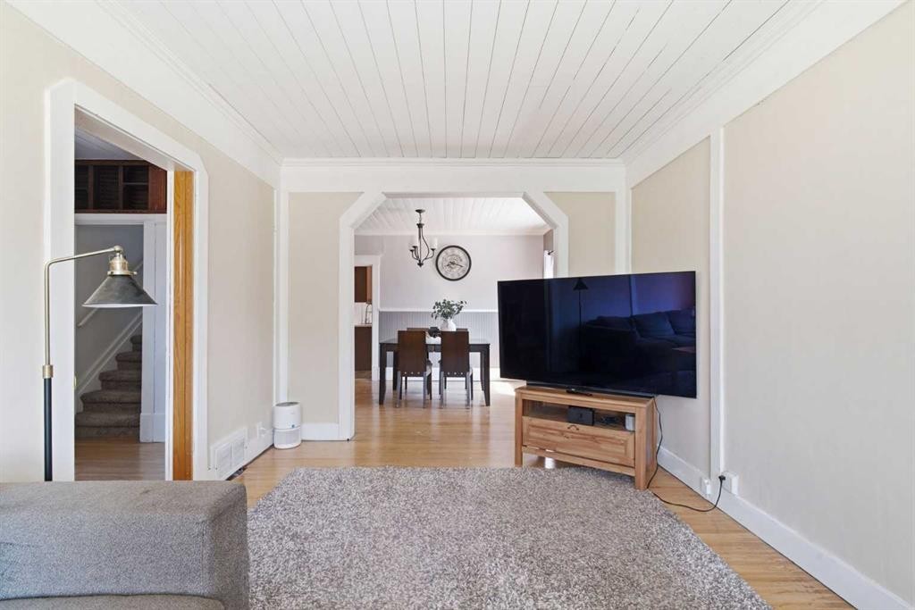 432 Centre Avenue Ne, Airdrie, AB - Indoor Photo Showing Living Room