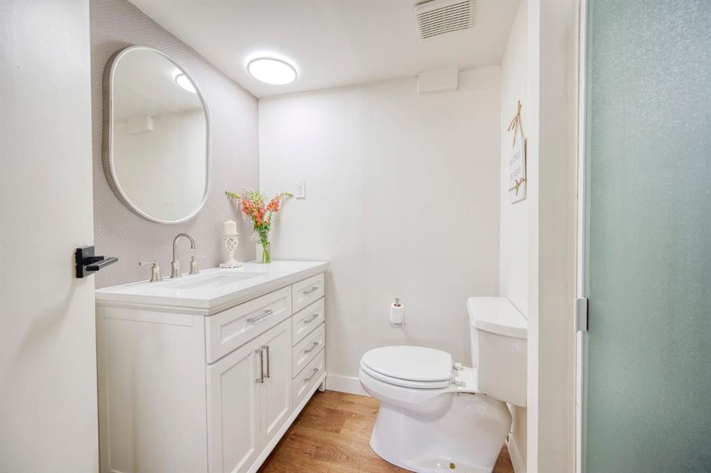1176 Penrith Crescent Se, Calgary, AB - Indoor Photo Showing Bathroom