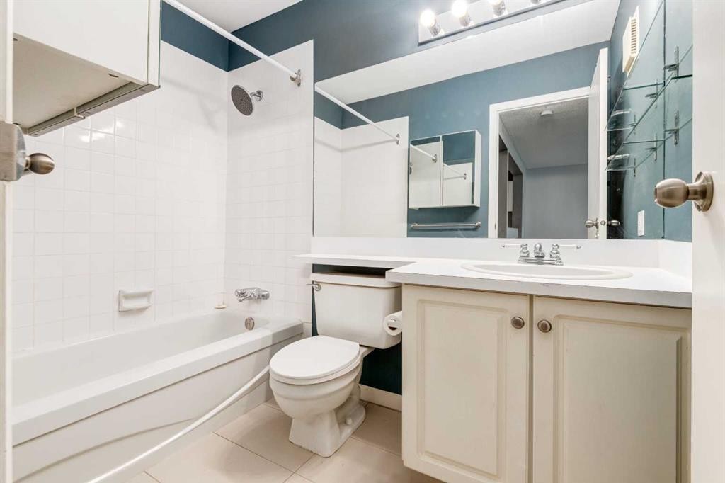 4203-385 Patterson Hill Sw, Calgary, AB - Indoor Photo Showing Bathroom