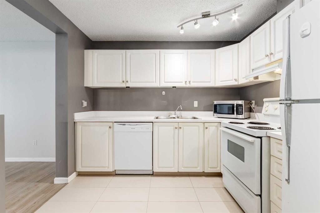 4203-385 Patterson Hill Sw, Calgary, AB - Indoor Photo Showing Kitchen With Double Sink